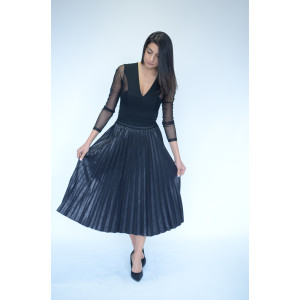 Стилна плисирана кожена пола