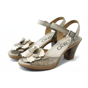 Дамски бежови сандали на среден ток ИО 1384 бежовоKP