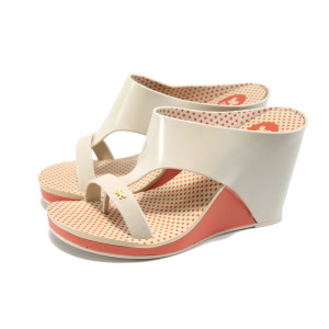 Бежови дамски чехли на платформа