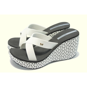 Бели дамски чехли с платформа