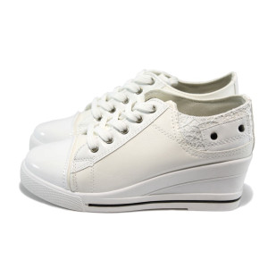 Бели спортни дамски обувки на платформа