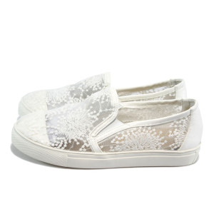 Бели дантелени дамски обувки