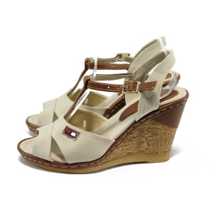 Бежови дамски сандали с платформа