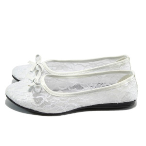 Бели дантелени балеринки