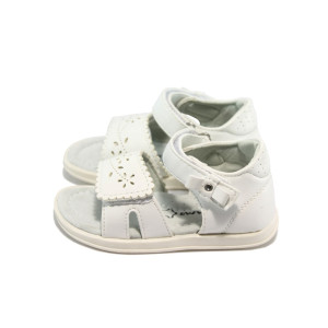 Анатомични бели бебешки сандалки