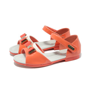 Розови лачени анатомични детски сандали с панделка