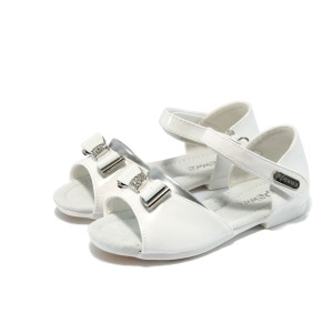 Бели лачени анатомични детски сандали с панделка