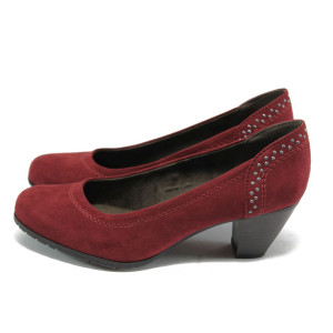 Червени велурени дамски обувки