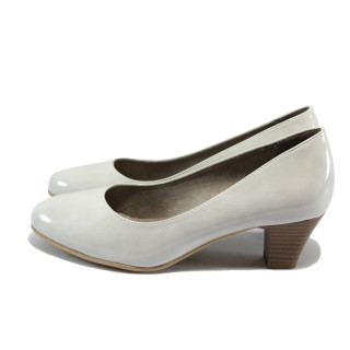 Бежови дамски обувки със среден ток, лачена еко кожа - ежедневни обувки за пролетта и есента N 10007790