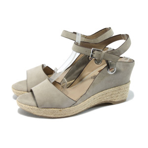 Бежови дамски сандали с мемори стелки, на платформа