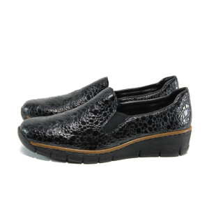 Черни дамски обувки с равна подметка, лачена еко кожа - всекидневни обувки за есента и зимата N 10009322