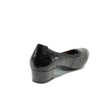 Черни дамски обувки със среден ток, лачена естествена кожа - всекидневни обувки за есента и зимата N 100011493
