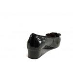 Черни дамски обувки със среден ток, лачена естествена кожа - всекидневни обувки за есента и зимата N 100012932