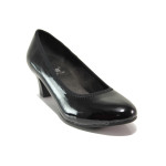 Черни дамски обувки със среден ток, лачена еко кожа - всекидневни обувки за пролетта и лятото N 100015057