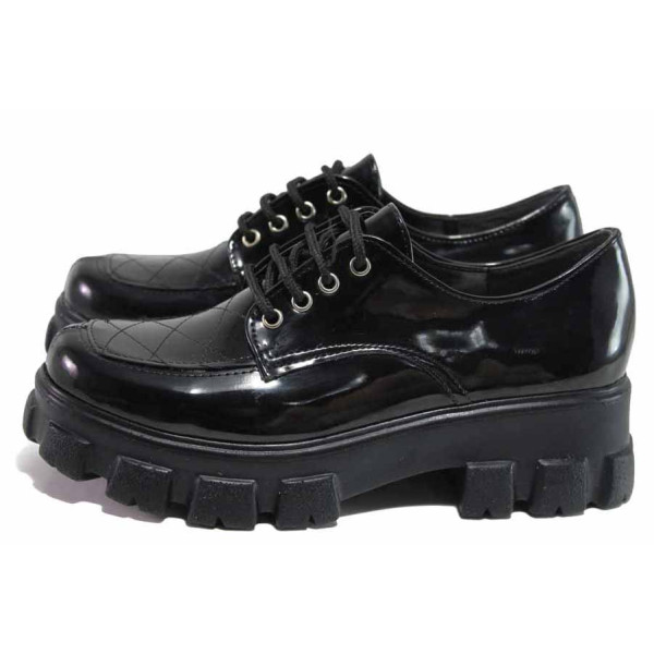Черни дамски обувки с равна подметка, лачена еко кожа - всекидневни обувки за есента и зимата N 100016982