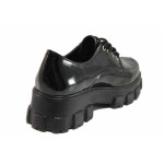 Черни дамски обувки с равна подметка, лачена еко кожа - всекидневни обувки за есента и зимата N 100016982
