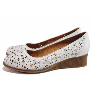 Бели дамски обувки с платформа, естествена кожа перфорирана - всекидневни обувки за пролетта и лятото N 100019921