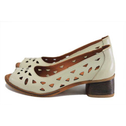 Бежови дамски обувки със среден ток, естествена кожа - официални обувки за пролетта и лятото N 100025367