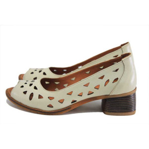 Бежови дамски обувки със среден ток, естествена кожа - официални обувки за пролетта и лятото N 100025367