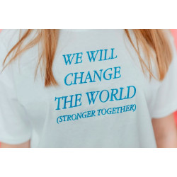 Тениски и тениски с надписи – как една обикновена дреха се превърна в глас на хората