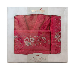 Луксозни халат и кърпи с бродерия в цикламено Луксозни халат и кърпи с бродерия в цикламено